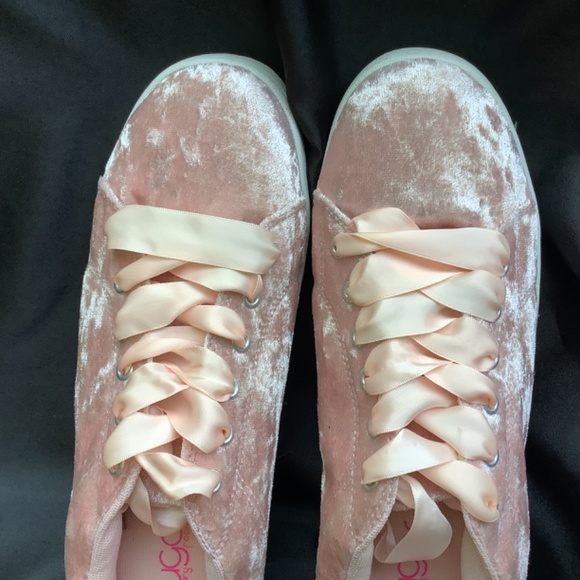 Stylish NWOT Sugar memory foam Blush/pink Velvet sneakers lace up - Picture 5 of 11